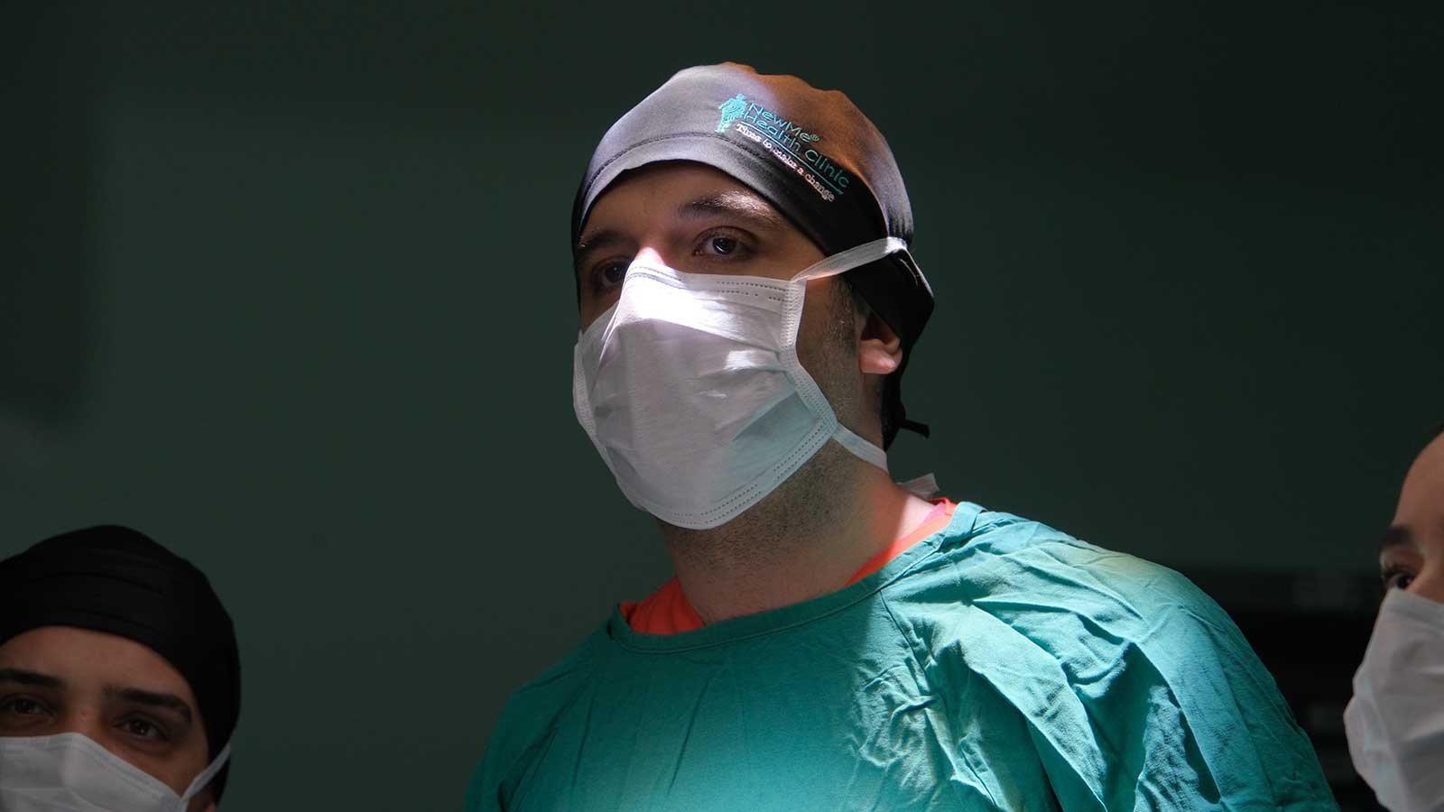 Dr. Mani Habibi performing laparoscopic surgery